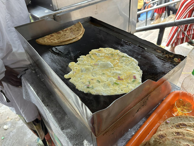 【Rolex（ロレックス）＠Old Taxi Park｜“ウガンダ名物Roll & Eggs！ローカル屋台で味わう国民食
