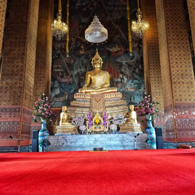 參拜伽羅耶納密佛寺的龍婆托三寶公佛像