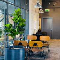 ☕✨ Sniff Roastery สกลนคร — คาเฟ่ดาร์กเท่ 