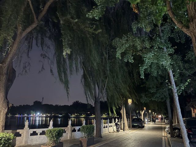 Houhai, Beijing: A National Aesthetic, Just For Us! 🌬️🎶🥂