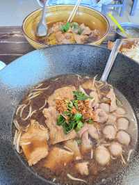ก๋วยเตี๋ยวชามยักษ์สกลนคร