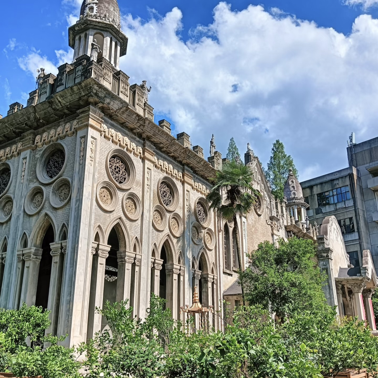#報名tripbest7月酒店試睡員 

- **中國最獨特寺廟**：拜占庭+哥德式+佛教混搭風
- **武漢隱藏版景點**：連本地人都未必知嘅秘境
- **絕美建築細節**：向日葵蓮花穹頂超震撼
- **小眾打卡聖地**：人少景靚，影相唔使同人搶


 🕒 最佳參觀時間
- **早上8-10點**：晨光穿透圓窗超夢幻
- **工作日**：週末都唔算多人（但最好避開初一十五）
- **4月**：寺內百年柚木花開


🎫 門票資訊
- **入場8蚊**（送三支香）
- **上二樓**加5蚊（值得！視野更好）
- 現金電子支付都得


🚶♀️ 必看打卡點
1️⃣ **圓通寶殿**：混搭風主建築（必拍！）
2️⃣ **向日葵穹頂**：抬頭睇精緻浮雕
3️⃣ **四面佛**：東南亞風情滿滿
4️⃣ **二樓走廊**：光影交錯嘅神秘感
5️⃣ **寺內鴿群**：自然互動打卡位


📸 攝影秘笈
✔️ 廣角鏡拍全景（手機開0.5倍）
✔️ 穿素色衣服（建築太花哨）
✔️ 下午3點後順光
❌ 勿拍佛像（尊重宗教場所）


💡 內行貼士
- 寺細細，預留1小時夠玩
- 門口有免費停車位（但好快滿）
- 自備零錢捐功德箱
- 勿大聲喧嘩（真係修行地方）


🍜 周邊美食
1. **頭道街**（行5分鐘）
   - 徐嫂糊湯粉（配油條超正）
   - 三鎮民生甜食館（地道早餐）
2. **寺內齋堂**：10蚊素麵（11點開）


🚇 交通攻略
- 地鐵1號線「頭道街站」A出口（行10分鐘）
- 公交至「解放大道古德寺站」
- 的士最方便（武漢站過來約25蚊）


**冷知識**㊙️：
- 寺名取自「心性好古，普度以德」
- 1877年創建，現存建築係1921年重建
- 文革期間做過工廠，1996年先恢復

**注意**：
- 著裝要莊重（勿穿背心短褲）
- 遇法事活動保持安靜
- 帶蚊怕水（夏天多蚊）

參觀完可以去附近嘅**武漢天地」飲咖啡，或者行去**漢口江灘」睇日落，一次過體驗武漢嘅多元魅力！記住呢度唔係普通景點，保持尊重先玩得開心～