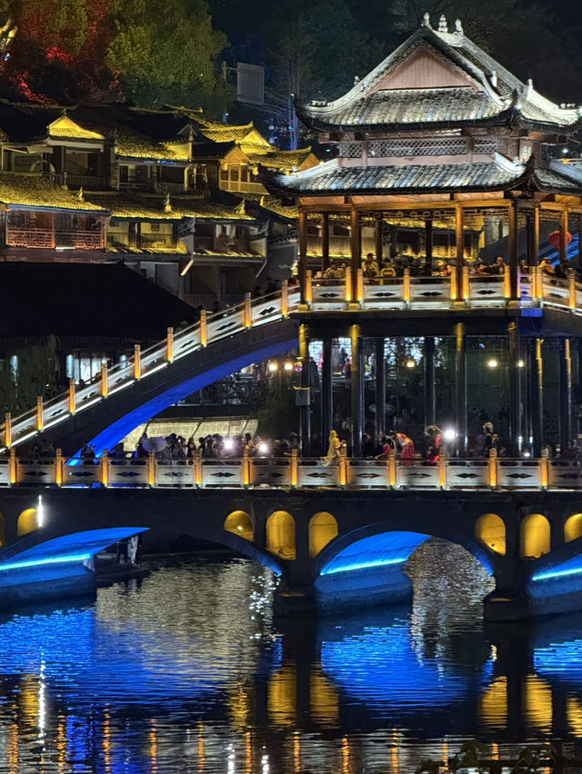 🌙 凤凰古镇夜游|一场穿越千年的梦✨ 🌙 凤凰古镇夜游|一场穿越千年的梦✨