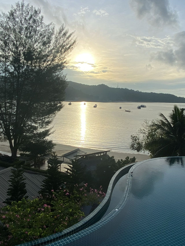 พักผ่อนบนเกาะสวรรค์ที่ Phi Phi Cliff Beach Resort