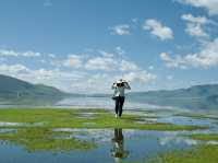 《ナパ海》高原に広がる草原と湖の絶景