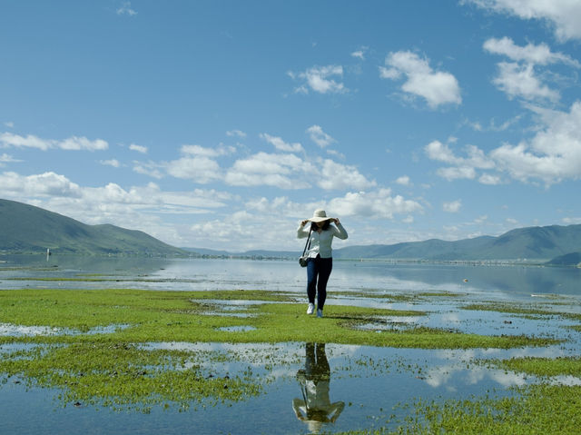 《ナパ海》高原に広がる草原と湖の絶景