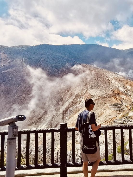 🌋「冒著煙霧的火山谷，探索地熱的神秘力量。」