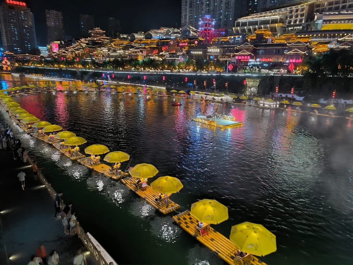 #9月好去處2025 
#中國 #南京 #直立人 #化石遺跡 

湖北直立人遺跡，遺跡主要為位於十堰市鄖陽區的「學堂梁子遺址」與「建始直立人遺址」，算是比較小眾的景點。

湖北省宣恩縣興隆老街，老街結合濃濃的中國特色，紅色的裝置設計，非常漂亮。

宣恩旅游街類似重慶洪涯洞，一大片的古建築群，土家族哭嫁文化的雕塑，宣恩以河為主兩岸修繕不錯，晚間河上噴泉游船輪番上陣，更像洪崖洞。

#興隆老街 #湖北 #洪涯洞 #宣恩河 #土家族  