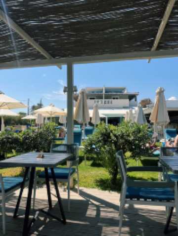 트실비 비치 앞에서의 여유로운 식사와 해변 산책