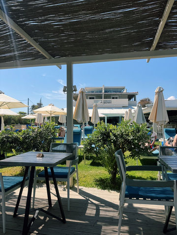 트실비 비치 앞에서의 여유로운 식사와 해변 산책