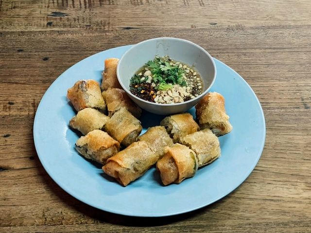 🍜 บะหมี่เกี๊ยวเก๊าจาว บะหมี่สะพานดำ – ร้านในตำนาน
