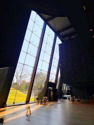 패션 박물관에서 발렌시아가의 전설을 탐험하다