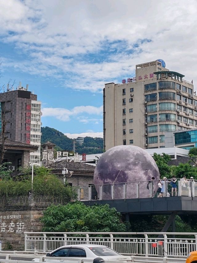 Riverside in the Mountain City: The Majestic Bridge