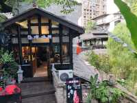 Old Dreams in the Mountain City: A Stroll Through Xiahao Li