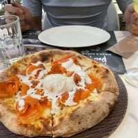 煙三文魚溫泉蛋pizza +油封鴨腿！😋 覓食好去處！
