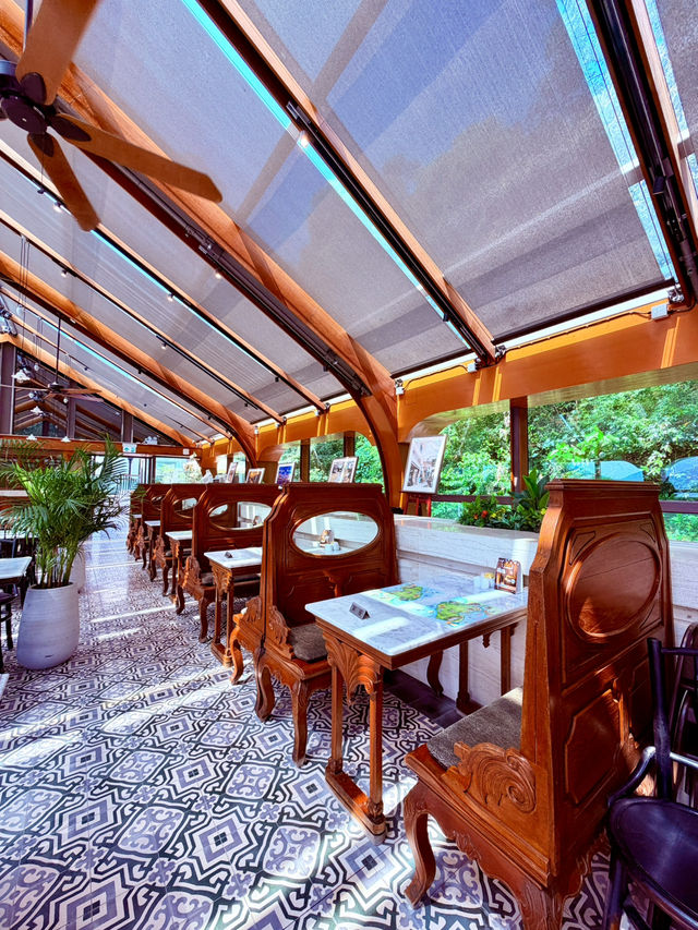 山丘上「大自然與文物」結合的玻璃屋餐廳