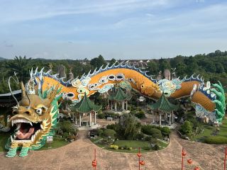 🐉 Walking Inside the World’s Largest Fortune Dragon – Yong Peng Adventure!