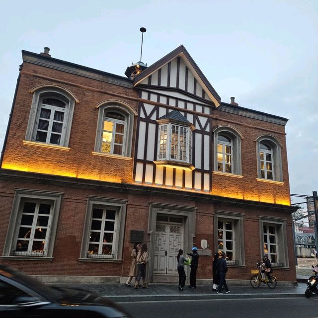 Shanghai Weekend Vibes: Neon Nights, Dreamy Eats & Disney Magic ⭐️🏮 Shanghai Weekend Vibes: Neon Nights, Dreamy Eats & Disney Magic ⭐️🏮