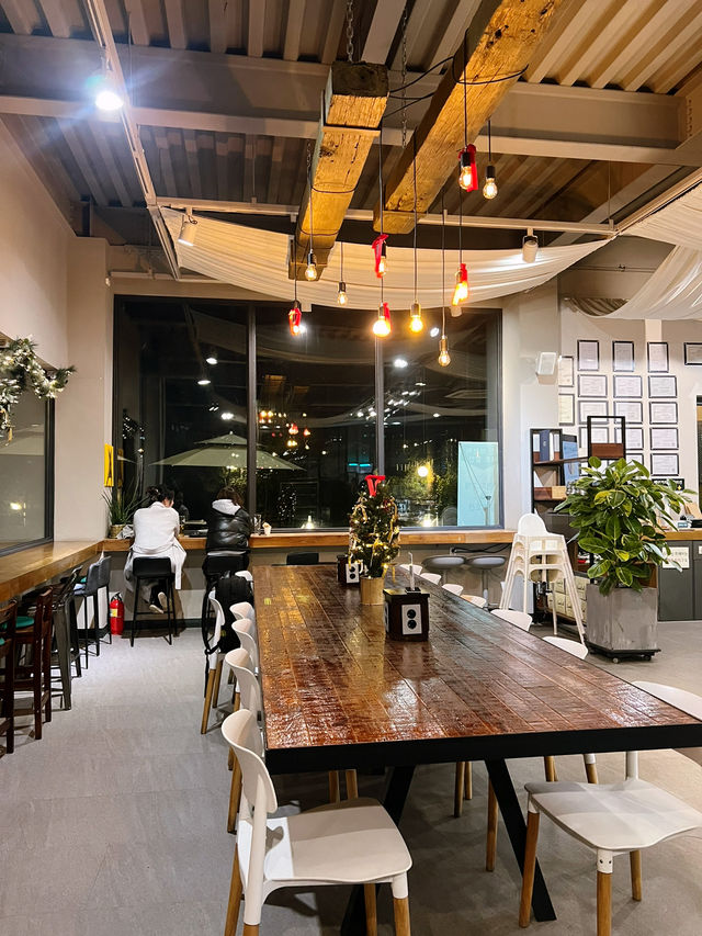 늦가을 저녁 조용한 카페에서🔮