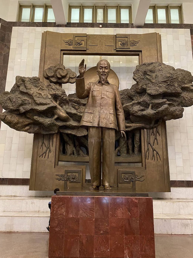 🇻🇳 Ho Chi Minh’s Mausoleum — Vietnam’s Revered Landmark 🇻🇳 Ho Chi Minh’s Mausoleum — Vietnam’s Revered Landmark