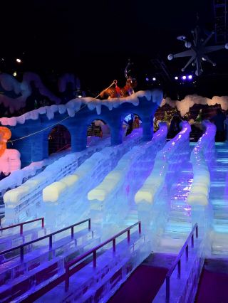 สัมผัสประสบการณ์น้ำแข็ง! ในเมืองหลวงแห่งคริสต์มาส