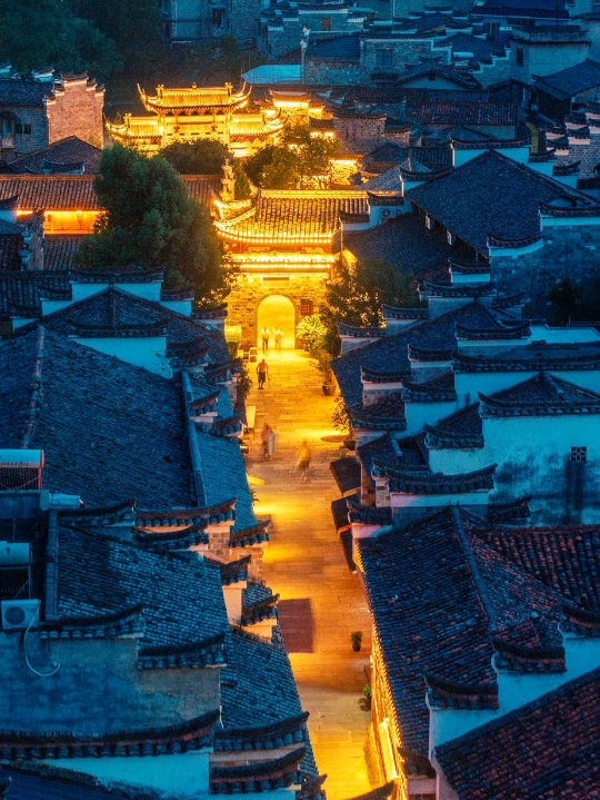 Nianbadu Ancient Town — A Town Painted in Daylight and Warm Light