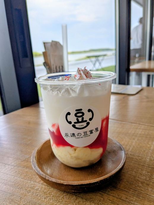 A CAFE where you can drink tofu while gazing at the river.