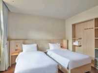 Guests consistently praise the exceptionally comfortable beds, crisp linens, and strong air-condi