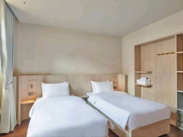 Guests consistently praise the exceptionally comfortable beds, crisp linens, and strong air-condi