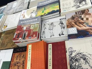趁著五一的閒暇,我們暫別了鋼筋水泥的森林,奔赴一場與山野的浪漫約會。城市的日子總是步履匆匆,我們習慣了低頭趕路,卻忘了抬頭看看雲卷雲舒。而山野,就像一位沉默而包容的老友,靜靜地等待著我們的到來。走在林間小道上,腳下是鬆軟的落葉,耳邊是潺潺的流水聲,這些來自大自然的饋贈,比任何華麗的辭藻都更能撫慰人心。我們在山腰處駐足,回望來時的路,城市的煙火已變得模糊而遙遠。這一刻才恍然大悟,原來生活不僅有眼前的苟且,還有這漫山遍野的翠綠與自由。我們在岩石上小憩,分享著簡單的乾糧,卻吃出了久違的甘甜。這場山野之約,讓我們明白,真正的富足並非物質的堆砌,而是內心深處的豐盈與平靜。當我們帶著滿身的陽光與清風歸來,便有了繼續熱愛生活的勇氣。
#新年好去處2026#travel2026