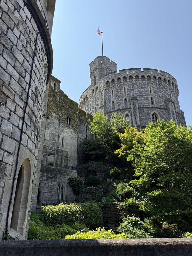 Explore Windsor Castle: A Majestic Royal Residence 👑