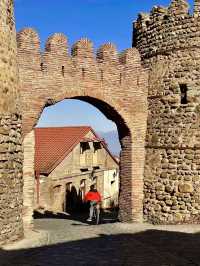 Signagi: Unleash Your Inner Adventurer in Georgia’s Fortress-Town!  