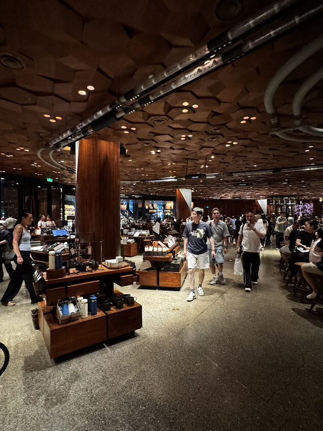 Самый большой Starbucks Shanghai  Самый большой Starbucks Shanghai