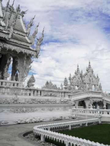 황금의 숨결이 깃든 사원의 아침 🇹🇭
