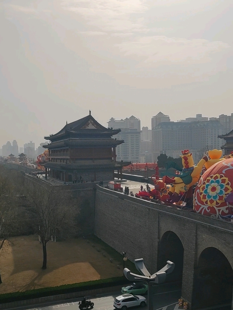 🔥 An unmissable hidden gem inside the ancient Xi'an City Wall! 🏯✨
📍Xi'an Hanguang Gate Museum
Picture this: you're standing right inside a 1,400-year-old city wall, surrounded by the actual ruins of the Tang Dynasty Hanguang Gate. It's not just a museum; it's a real portal back to the era of the Great Silk Road! Tucked away in the very heart of Xi'an, this is China's first museum dedicated to the remains of a city gate.
We checked it out after strolling along the wall—and we were absolutely blown away. You can see the yellow rammed earth of the walls, a massive four-story high cross-section revealing layers from different eras, three gateways (the middle one was exclusively for the emperor!), and even ancient cart ruts and an arched culvert with an iron grate that once protected the city from invaders. Everything is perfectly preserved, making it feel like time has stood still since the Tang Dynasty. The contrast with the dark gray bricks outside is simply out of this world!
✨ Perks for tourists:
🎟️ Admission is included with your Xi'an City Wall ticket (54 RMB for adults).
👌🏻 This is the only gate equipped with an elevator—super convenient if you have kids or luggage.
It's perfect to pair with a bike rental: after visiting the museum, hop on a bike and ride for 25 minutes to the South Gate along the most scenic stretch of the wall.
Plan to spend about 1 to 1.5 hours here, but the memories will last you all day.
It's best to visit in the morning or late afternoon when it's less crowded and the lighting on the exhibits is just right. Afterward, head straight up to the wall to catch a gorgeous sunset over Xi'an! 🌅
If you're planning a trip to Xi'an, you absolutely have to stop by. It's not just another generic "must-see" checklist item; it's a place where you can truly feel the spirit of ancient Chang'an.
Has anyone here been to Hanguang Gate? Share your photos or travel hacks in the comments! ❤️ Save this post so you don't forget it for your trip!