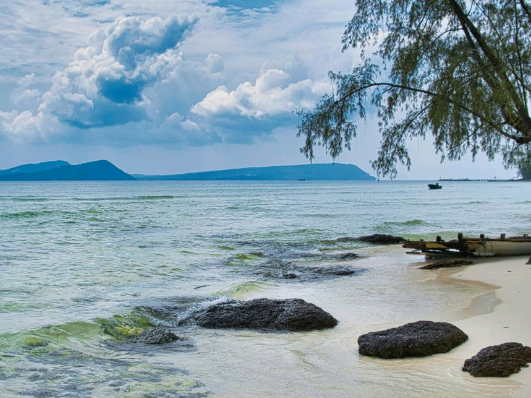 ロン島 — 白い砂浜とターコイズブルーの海が広がるカンボジアの南国の