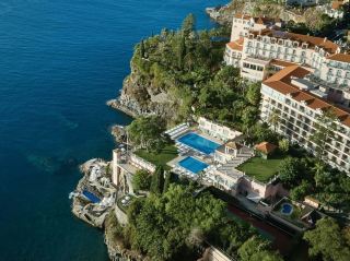 Between Sky and Ocean: Reid's Palace – Where the Waves Become Part of the Room