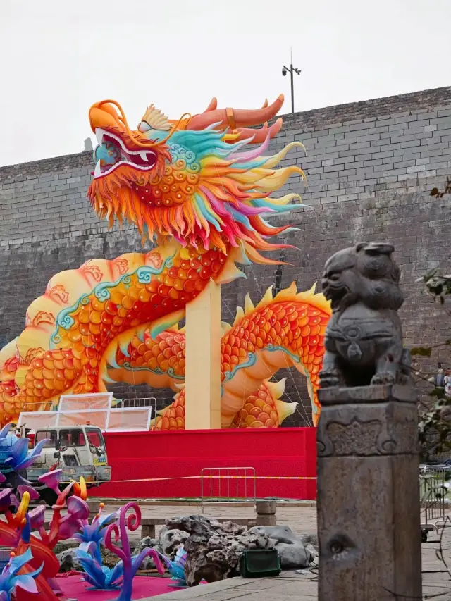 Nanjing's Laomendong is a top trending spot for the New Year, filled with dragons everywhere!