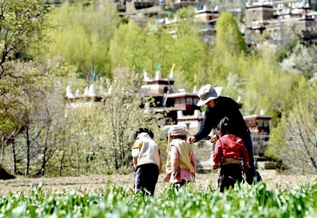 2011年3月，甲居藏寨一家人