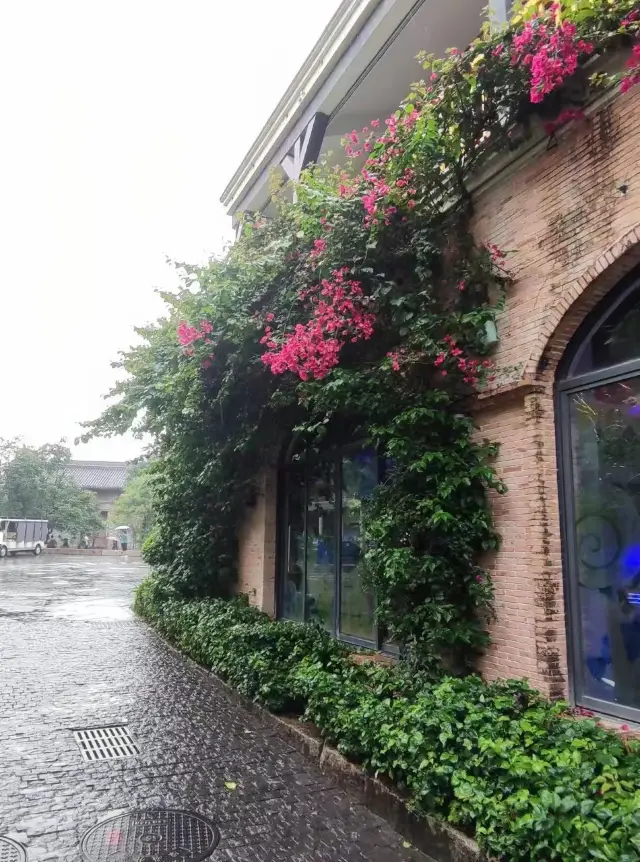 Strolling through Gankeng Ancient Town in the rain