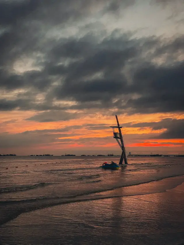 After the rain, the beach unexpectedly meets the last glow of the sunset