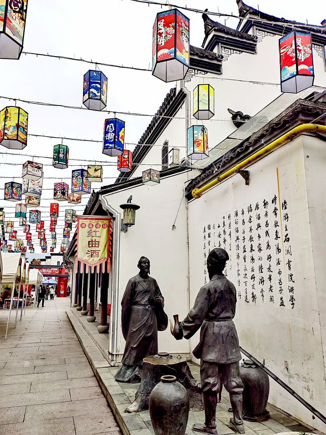 東陽卢宅非遺街區，燈籠高掛，紅梅飄香