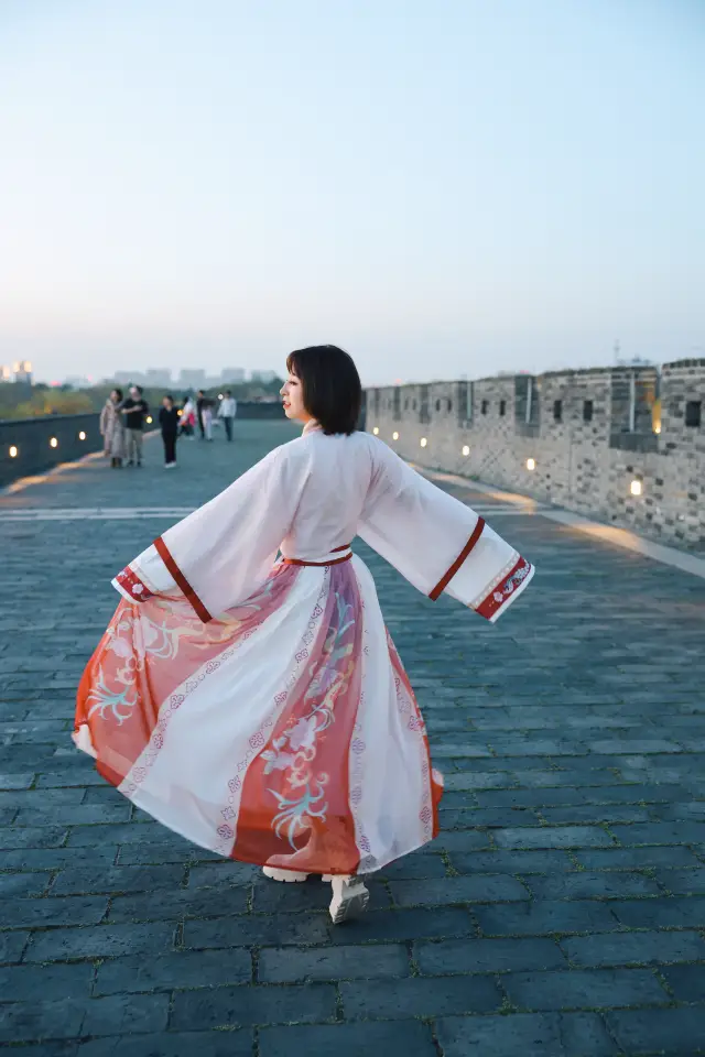 The romance of April surely calls for a visit to the Xiangmen City Wall