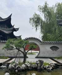 翰園碑林位於開封市龍亭湖風景區，清明上河園旁邊，融山水藝術景觀和古典園林建築藝術為一體，集古今中外詩詞、書畫、碑刻藝術之大成，一定要去!!!