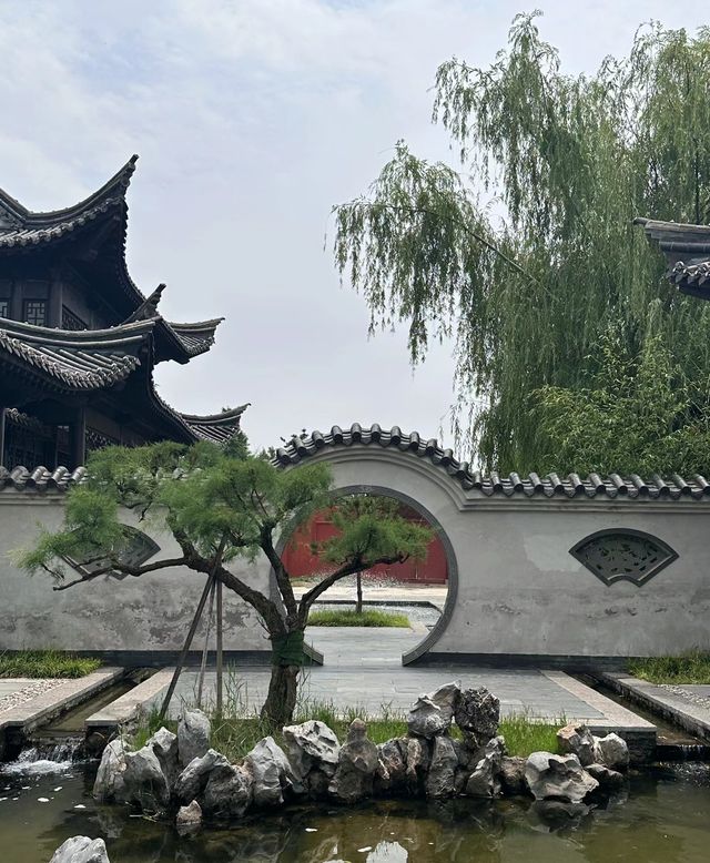 翰園碑林位於開封市龍亭湖風景區，清明上河園旁邊，融山水藝術景觀和古典園林建築藝術為一體，集古今中外詩詞、書畫、碑刻藝術之大成，一定要去!!!