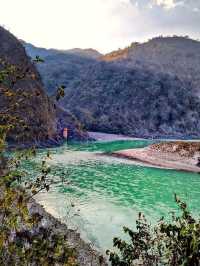 🌟 Rishikesh Retreats: Luxe Comfort in the Himalayas 🌄