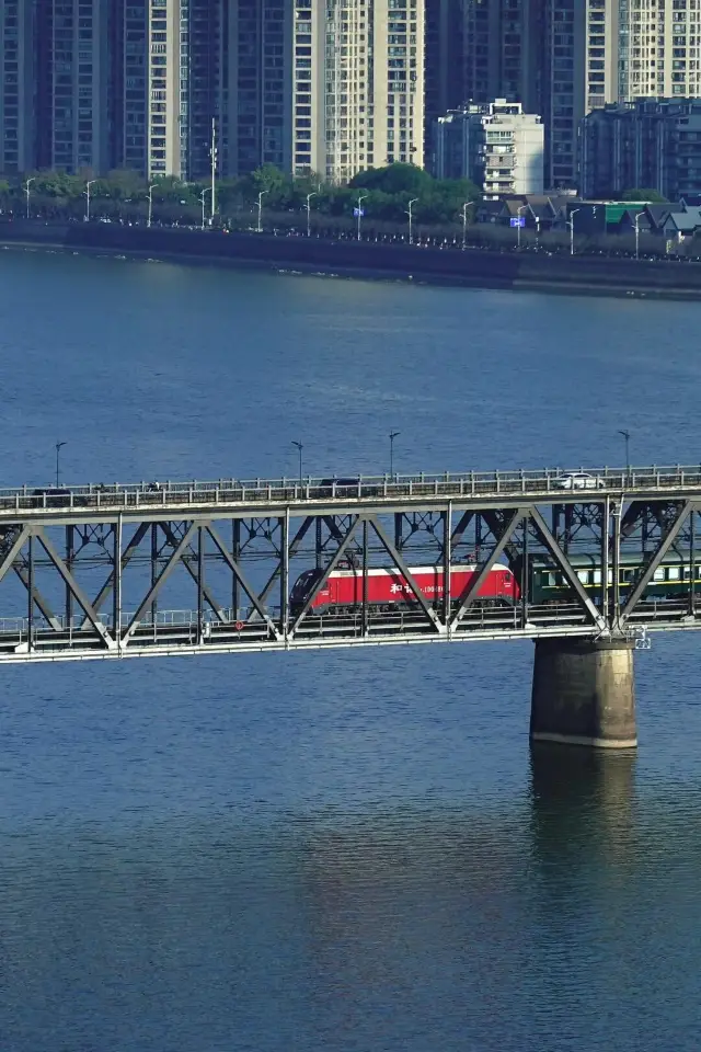 首次在杭州六和塔追火車追公交啦