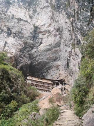 Yinguang Cave, accessible to anyone with legs, is easily conquered