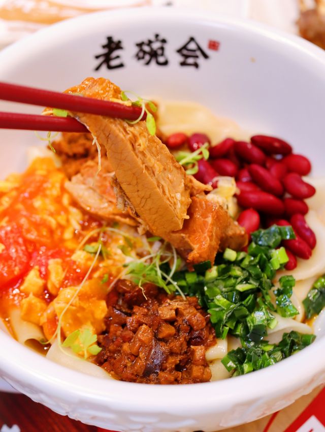 佛山新開的餐廳,提供比臉還大的biangbiang面。