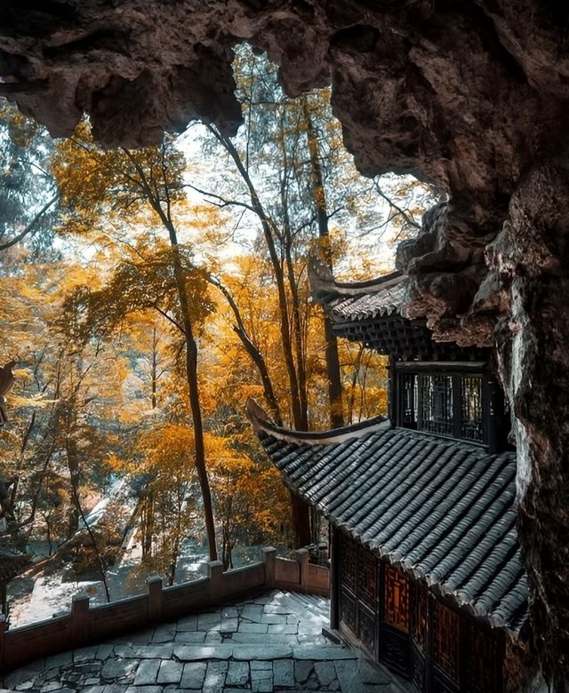 穿梭百年古刹，飞云崖上的時光印記。